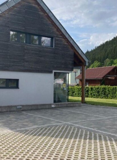 Parkplatz mit Ladestation Uniqa, Bad Mitterndorf | TVB Ausseerland Salzkammergut (c) Heike Temmel | © TVB Ausseerland Salzkammergut (c) Heike Temmel