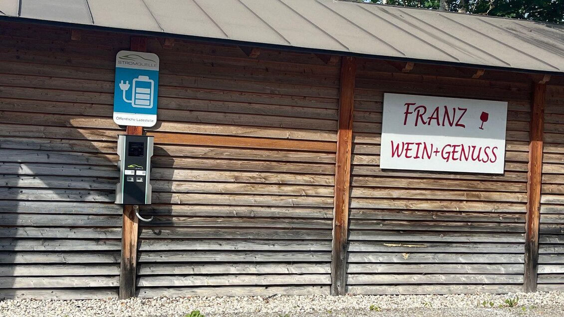 Am Parkplatz beim Golfstüberl Franz Wein & Genuss gibt es 2 Lademöglichkeiten für E- Autos. | © Nathalie Schröttenhamer