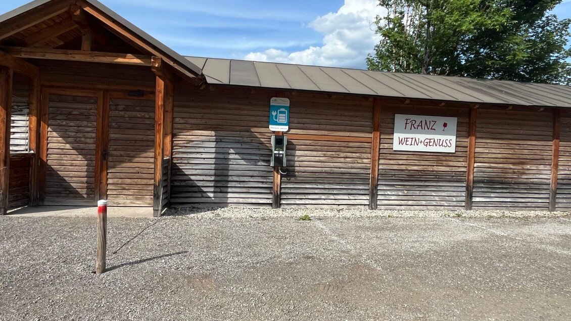 Am Parkplatz des Resaurants Franz Wein& Genuss beim Golfplatz gibt es Lademöglichkeiten für E- Autos. | © TVB Ausseerland- Salzkammergut_Nathalie Schröttenhamer