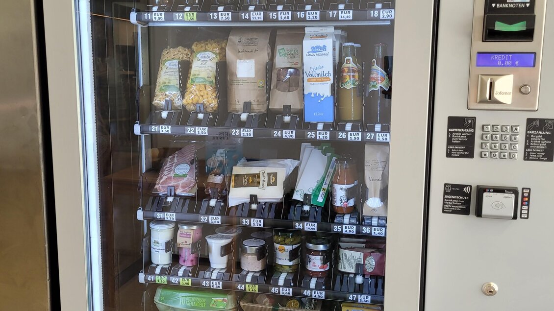 Ein Verkaufsautomat mit verschiedenen Snacks und Getränken. Die Auswahl umfasst Chips, Süßigkeiten und Sandwiches. | © Tourismusverband Oststeiermark