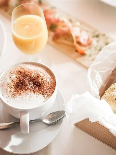 Frühstückstisch im Eckcafé Köflach mit Kaffee, Gebäckkorb und Frühstücksspezialitäten. | © Die Abbilderei, Dieter Sajovic