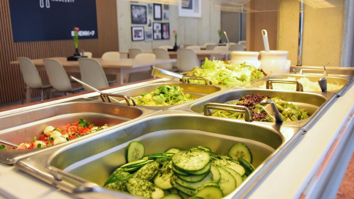 Ein Salatbuffet mit verschiedenen frischen Gemüsesalaten und Zutaten. Der Bereich ist hell und modern gestaltet. | © Edenhof