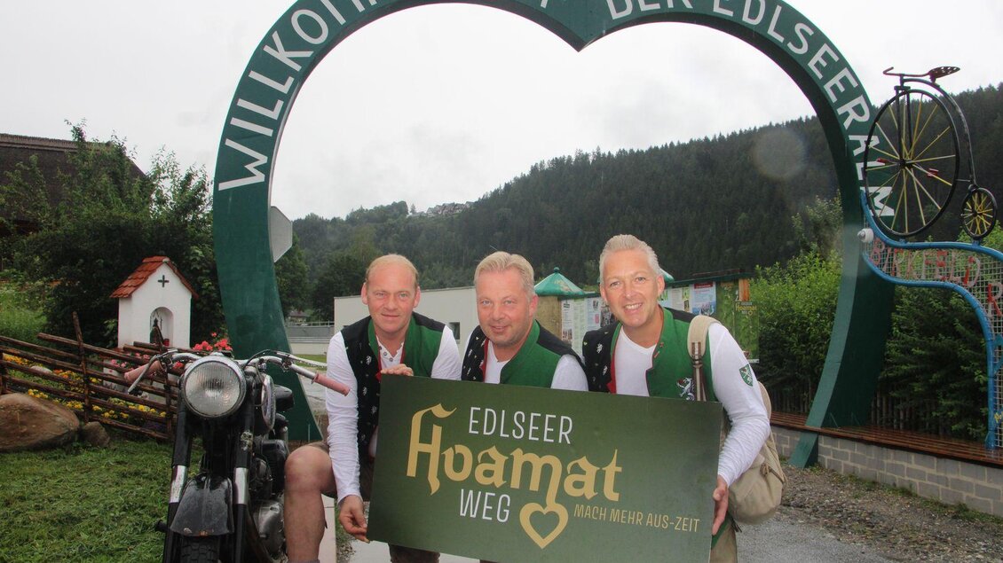 zu sehen sind die Edlseer mit Ankündigung Wandertafel. | © Die Edlseer