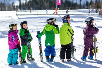 Kinder beim Skifahren | © TV Hochsteiermark
