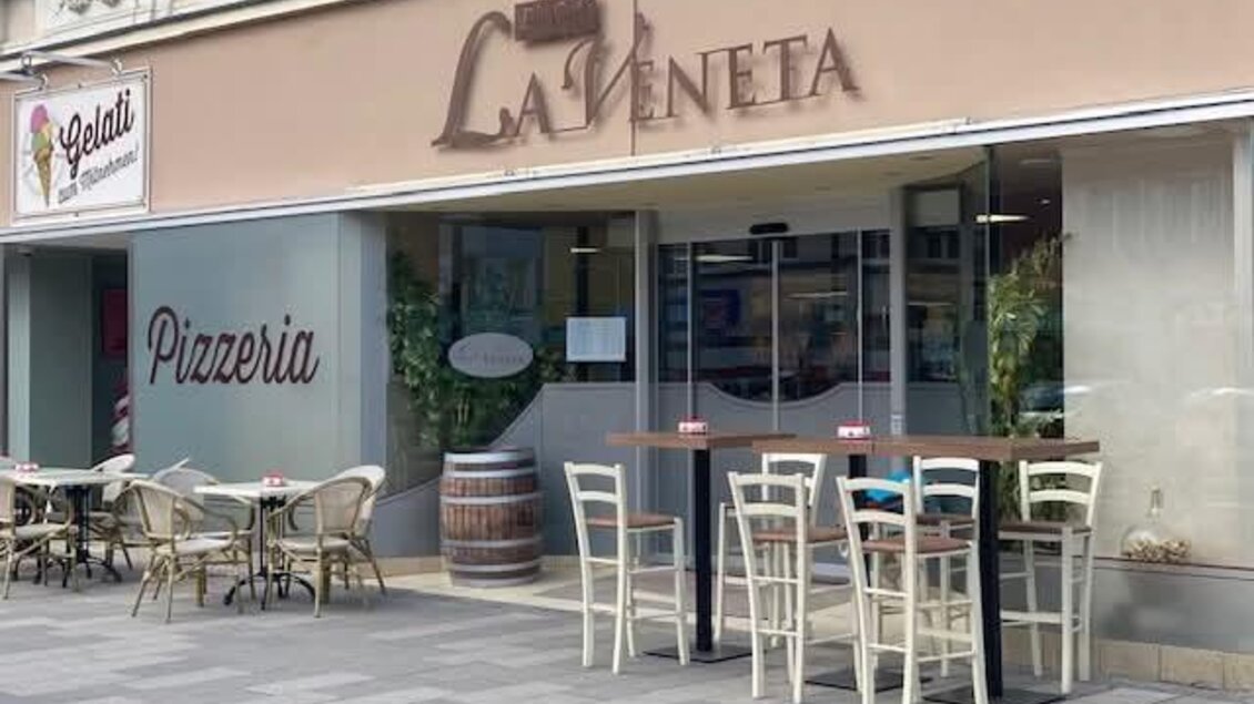 Ein einladendes Restaurant mit dem Namen "La Veneta". Draußen stehen Tische und Stühle, und die Pizzeria bietet eine gemütliche Atmosphäre. | © Eiscafé Pizzeria La Veneta