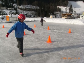 Ice rink rats_child in the square_Eastern Styria | © ESV Ratten