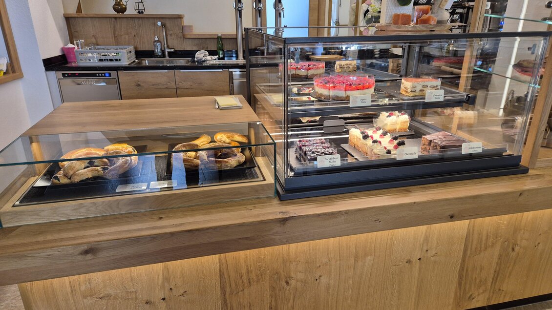 Eine gut gestaltete Bäckerei mit einer Auswahl an Torten und Gebäck in Vitrinen. Der Holzstil schafft eine gemütliche Atmosphäre. | © TV Murau
