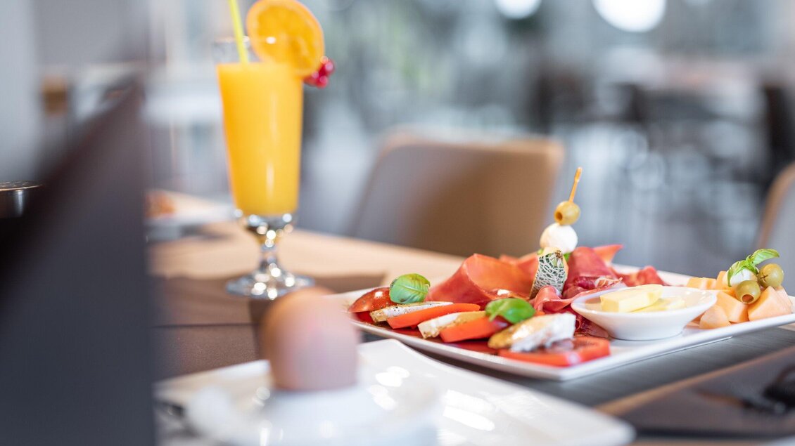 Frühstück mit Getränk und servierten Speisen im Restaurant des Energieschiffs Mochart in Köflach.  | © Mochart GmbH