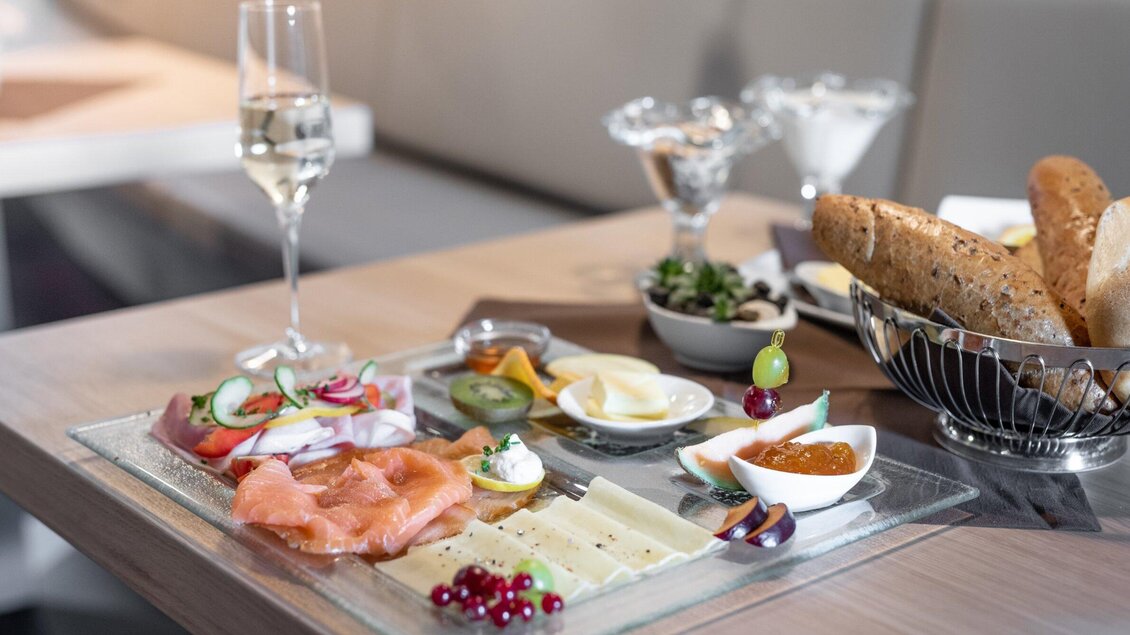Kapitänsfrühstück mit Lachs, Käse, Gebäck und Aufstrichen im Energieschiff Mochart in Köflach. | © Mochart GmbH