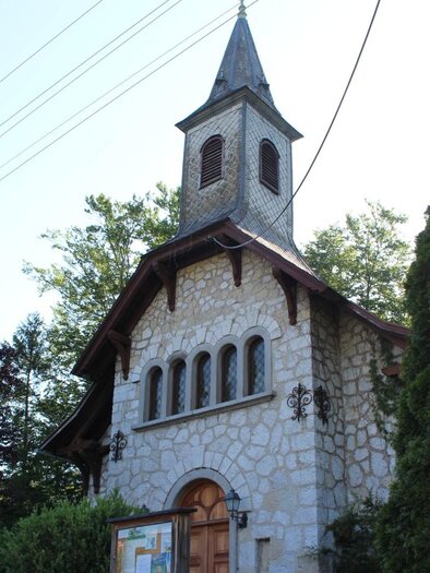 Eine kleine Kirche aus Stein mit einem spitzen Turm. Der Raum rundherum ist von grünen Bäumen und Sträuchern umgeben. | © TVB Ausseerland - Salzkammergut-Viola Lechner