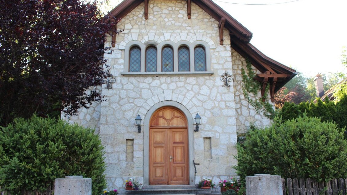 Ein charmantes Haus aus Stein mit einer Holzhaustür und großen Fenstern. Umgeben von grünen Sträuchern und Pflanzen. | © TVB Ausseerland - Salzkammergut-Viola Lechner