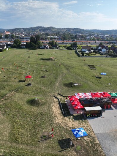 Hier sieht man von oben fotografiert die Größe des Areals - 5 Hektar - und die unterschiedlichen Ausstattungen des Parcours mit diversen Hindernissen sowie den Bereich zum Rasten und Anmelden, beschattet mit roten Sonnenschirmen. | © Tourismusverband Oststeiermark
