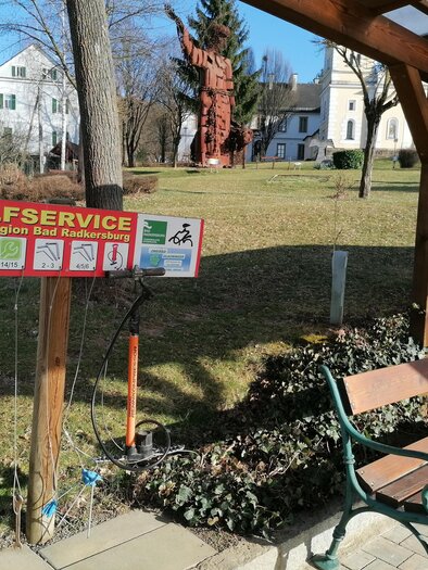 Fahrradreparatur-Station am Marktplatz Tieschen | © Thermen- & Vulkanland