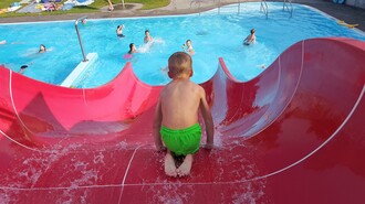Family outdoor pool_slide_Eastern Styria | © Stadtgemeinde Friedberg