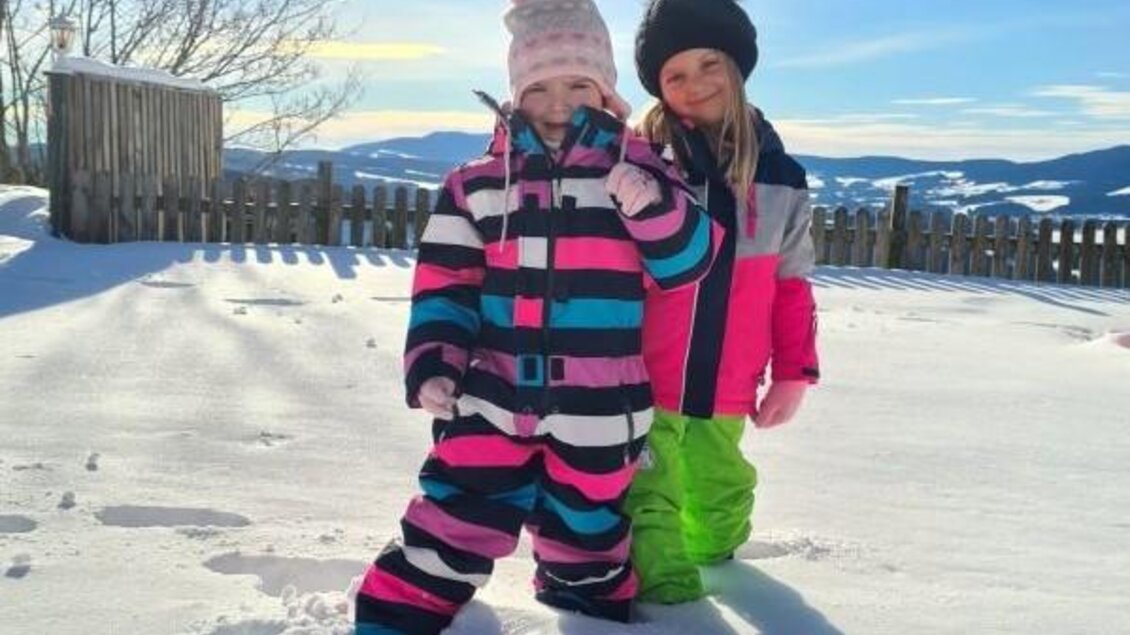 Zu sehen sind Kinder in einer Schneelandschaft. | © Familienhotel Berger