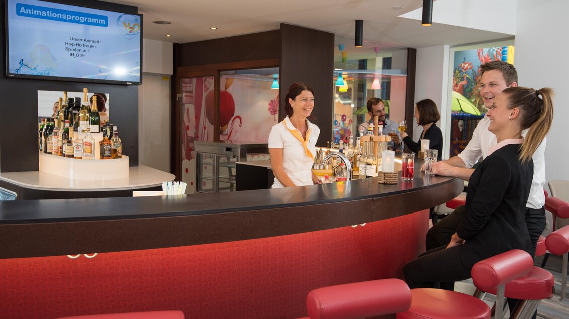 Eine moderne Bar mit freundlichem Personal. Gäste genießen Getränke an einem stilvollen Bartresen. | © Eisenberger