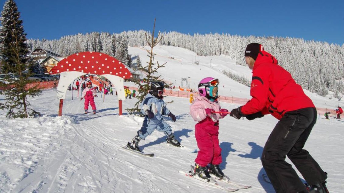 Schilehrer mit Kind. | © Skischule Jogllland