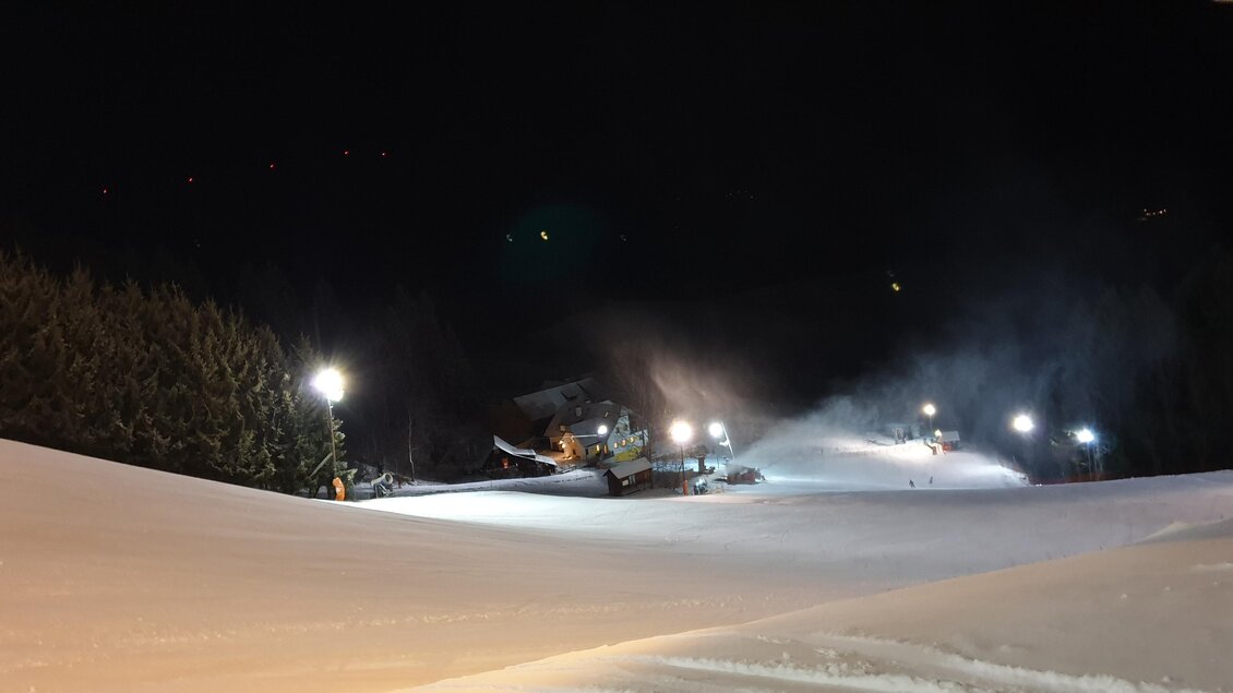 Zu sehen ist eine Schipiste die in der Nacht bei Flutlicht beschneit wird. | © Oststeiermark Tourismus