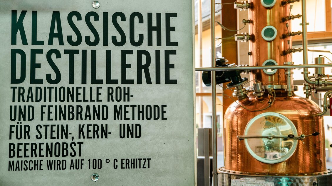 Kupferne Brennanlage der Feindestillerie Hochstrasser in Mooskirchen mit Informationen zur traditionellen Destillation. | © (c) Region Graz - Mias Photoart
