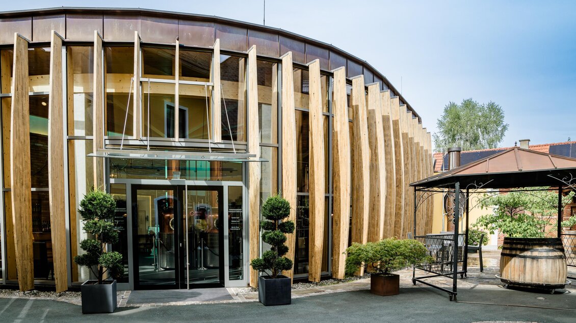 Außenansicht der Feindestillerie Hochstrasser in Mooskirchen mit modernem Eingangsbereich und Holzfassade. | © (c) Region Graz - Mias Photoart