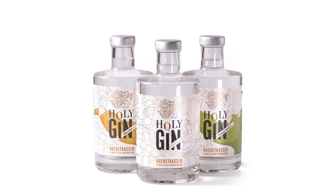 Drei Flaschen Holy Gin der Feindestillerie Hochstrasser in Mooskirchen vor hellem Hintergrund.  | © RNPD Gin