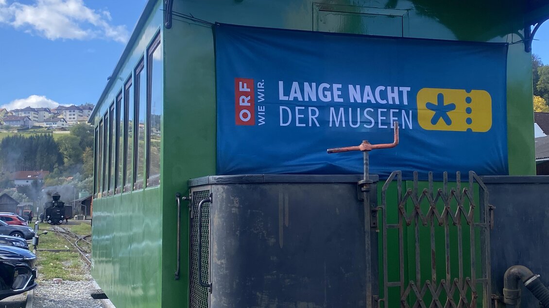 Die Feistritztalbahn mit Banner Lange Nacht der Museen. | © Feistritztalbahn