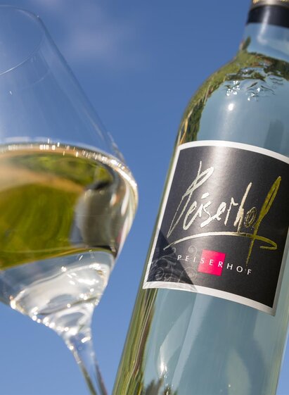 Strohmeier Weißwein mit Himmel | © Peiserhof | Familie Strohmeier | © Peiserhof