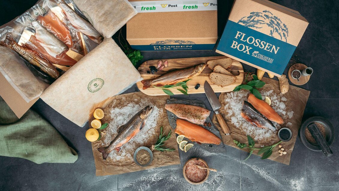 <p>Eine ansprechend arrangierte Auswahl an frischem Fisch. Dazu gehören verschiedene Verpackungen und Zutaten, die die Frische und Qualität der Fischerei Ausseerland betonen.</p> | © Karl Steinegger