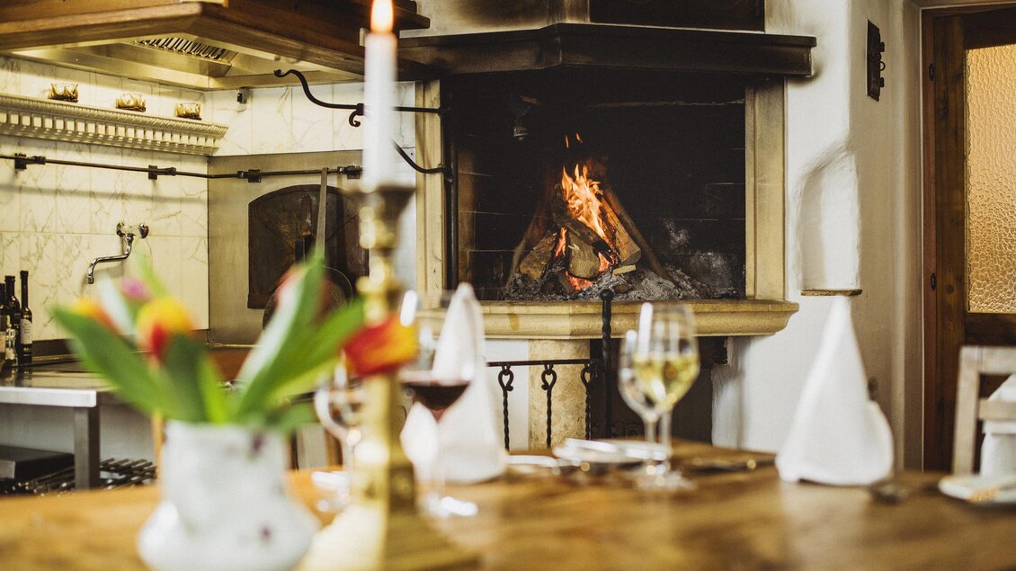 zu sehen ist der Innenraum des Fischrestaurant Kulmer mit gemütlichem Kamin. | © Michaela Begsteiger und Martina Raminger