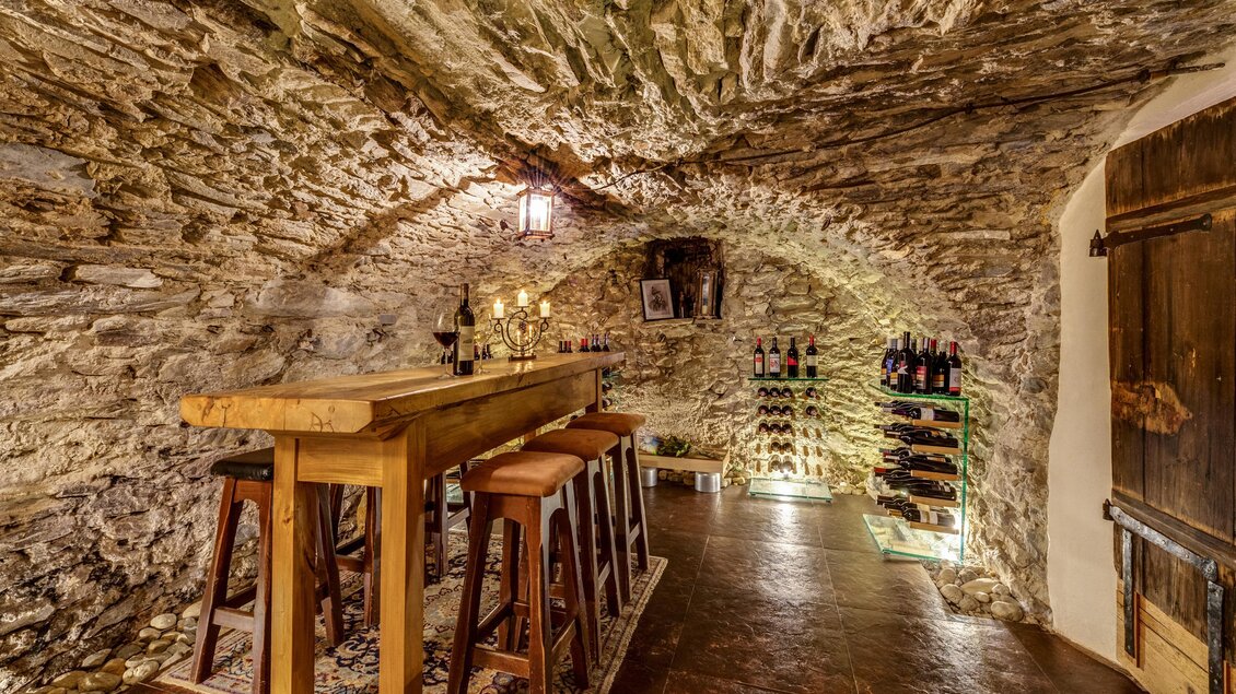 zu sehen ist ein gehauenes Kellergewölbe mit Sitzgelegenheit und Weinlager. | © Michaela Begsteiger und Martina Raminger