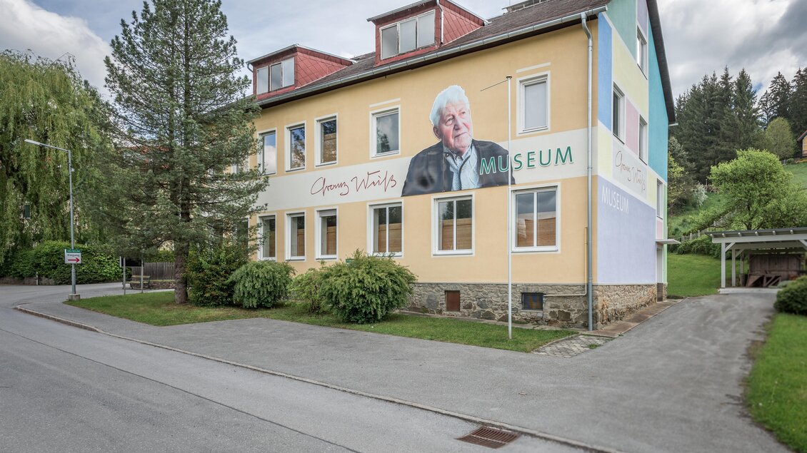 Franz Weiß Museum in Voitsberg mit Porträt des Künstlers und farbig gestalteter Fassade | © TV Region Graz - Die Abbilderei