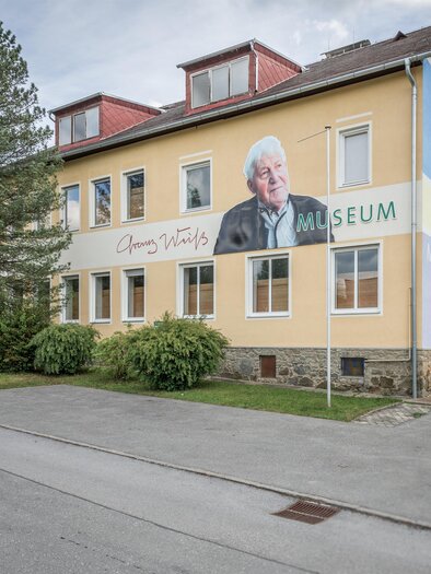 Franz Weiss Museum in Voitsberg with portrait of the artist and colorful facade | © TV Region Graz - Die Abbilderei