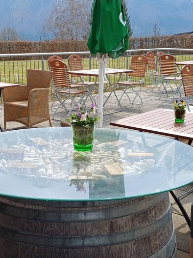 The cozy outdoor seating area decorated with spring flowers and overlooking the beautiful Ausseer meadows and mountains. | © Elisabeth Pichler