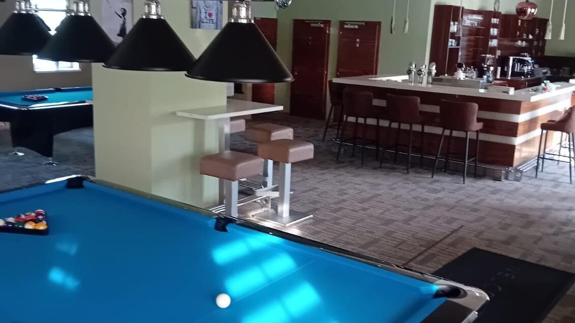 Innenraum von Fredl’s Poolbar in Voitsberg mit Billardtisch und moderner Theke. | © Fredl`s Poolbar