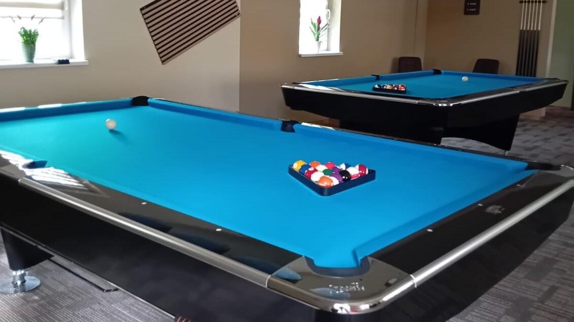 Zwei vorbereitete Billardtische im Innenraum von Fredl’s Poolbar in Voitsberg. | © Fredl’s Poolbar