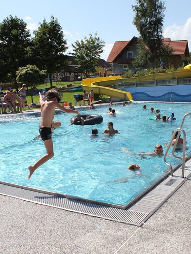 Freibad Strallegg_Ansicht_Oststeiermark | © Freibad Strallegg