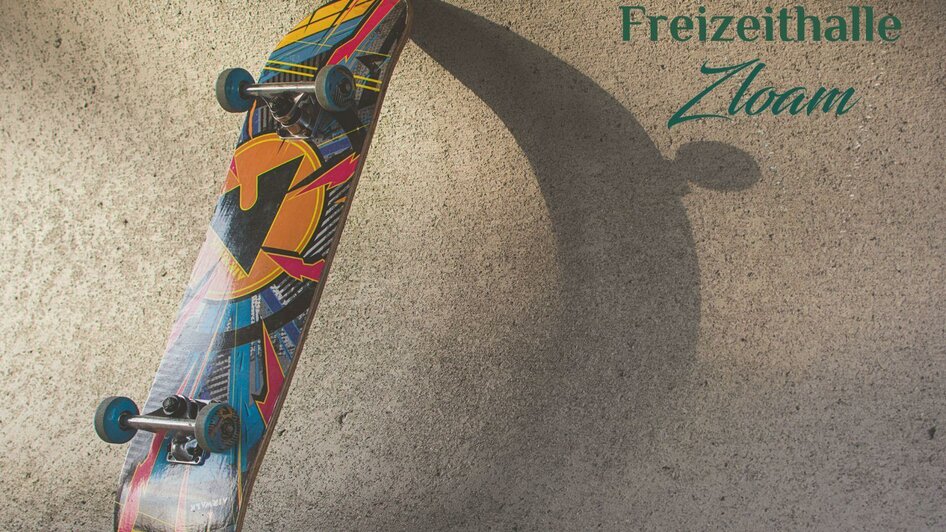 Skateboard bei der Freizeithalle Zloam | © Canva Narzissendorf Zloam