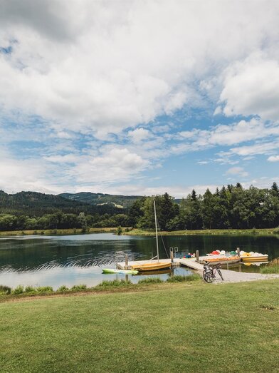 Freizeitsee mit großer Liegewiese | © nicoleseiser.at