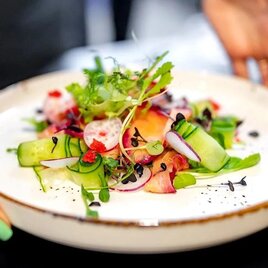 Farbenfroher Rohkostteller mit gesundem Gemüse, Joghurt und Co. | © Tourismusverband Oststeiermark