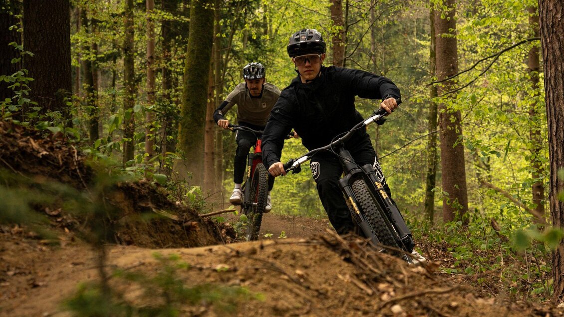 Am neuen Trail der Mountainbike-Stecke von Gleisdorf fahren geübte Biker im Team. | © Tourismusverband Oststeiermark