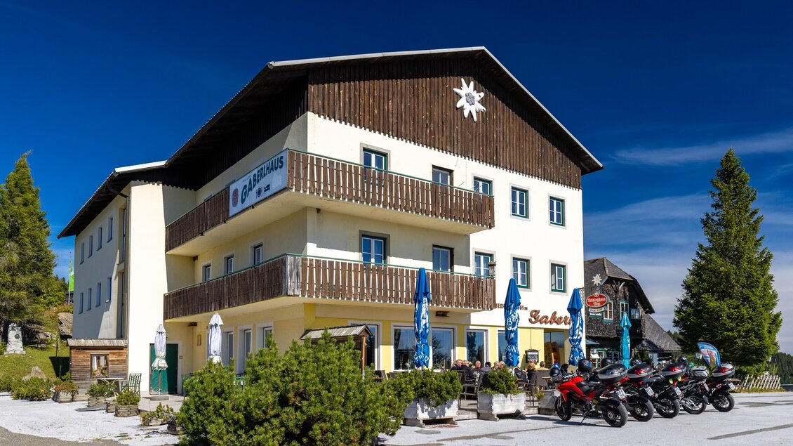 Gaberlhaus mit Terrasse und Motorradparkplatz vor dem Gebäude auf der Stubalpe.

 | © TV Region Graz - Harry Schiffer