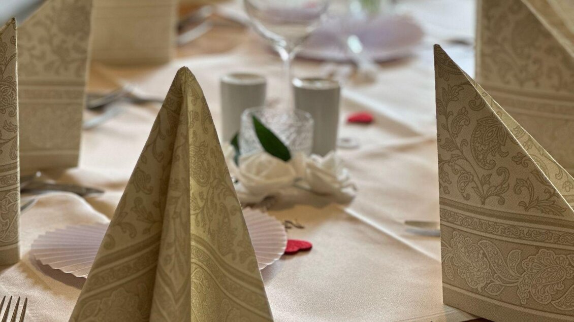 Ein festlich gedeckter Tisch mit eleganten Servietten und Gläsern. Die Atmosphäre ist einladend und bereit für eine Feier. | © Gasthaus Bachwirt