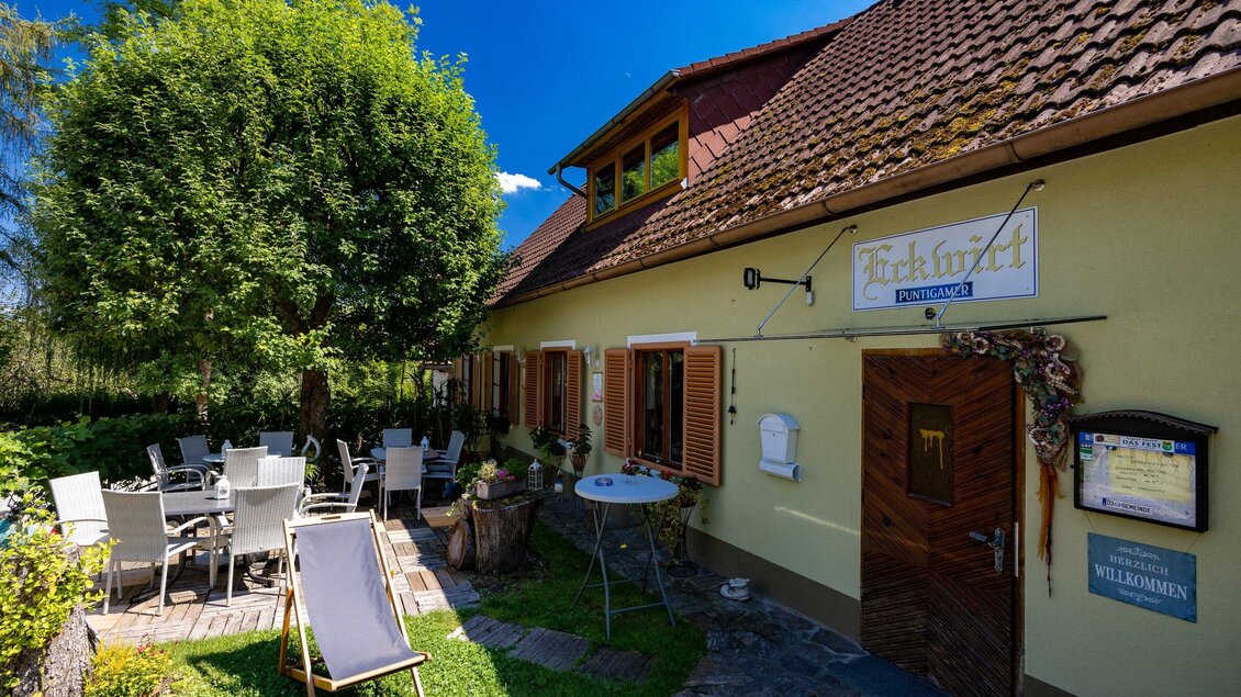Eingangsbereich und Gastgarten des Gasthauses Eckwirt in Ligist mit Sitzplätzen im Freien. | © TV Region Graz-Harry Schiffer