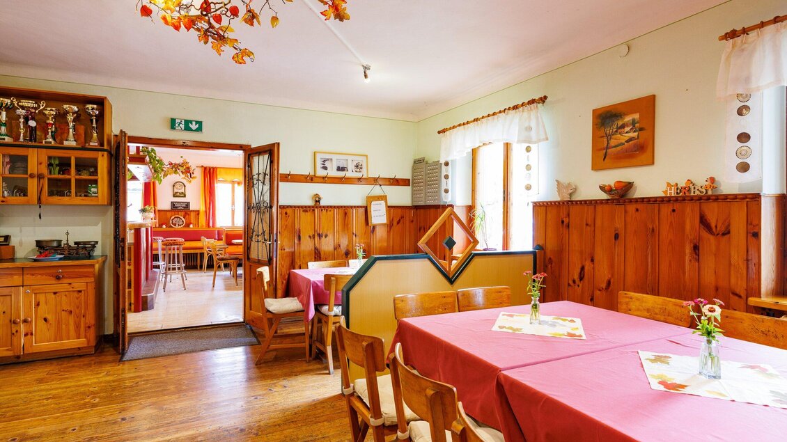 Traditionell eingerichtete Gaststube mit Holzmöbeln und gedeckten Tischen im Gasthaus Eckwirt in Ligist. | © TV Region Graz-Harry Schiffer