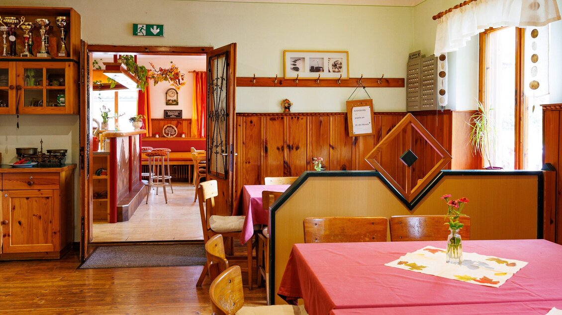 Gaststube mit Holzbänken, gedeckten Tischen und traditioneller Einrichtung im Gasthaus Eckwirt in Ligist. | © TV Region Graz-Harry Schiffer