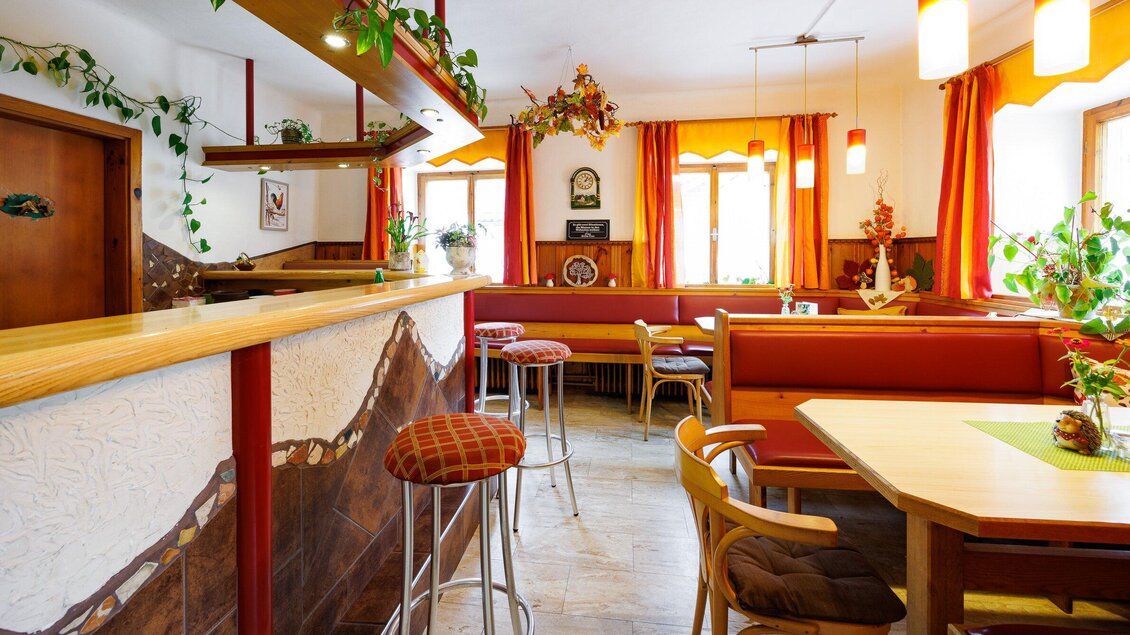 Heller Gastraum mit Sitzgelegenheiten, Thekenbereich und großen Fenstern im Gasthaus Eckwirt in Ligist. | © TV Region Graz-Harry Schiffer