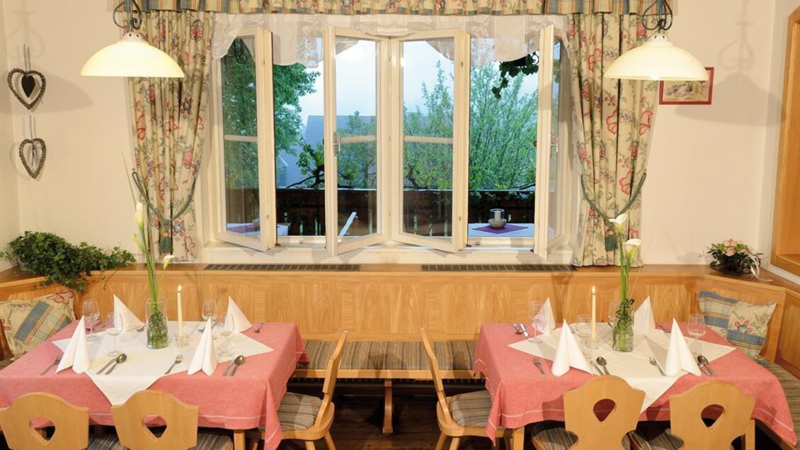 Gedeckte Tische in der Gaststube des Gasthauses Jägerwirt in Graden mit Fensterblick ins Grüne. | © Familie Wipfler