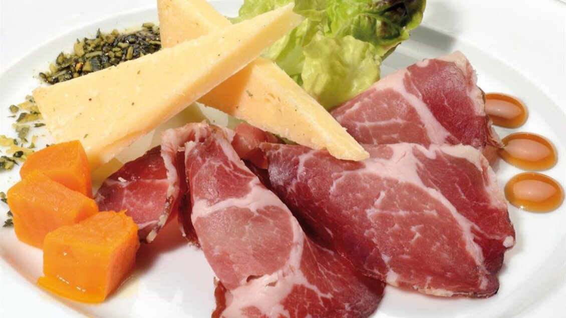 Aufschnitt mit Speck, Schinken, Käse und Gemüse auf einem Teller im Gasthaus Jägerwirt in Graden. | © Familie Wipfler