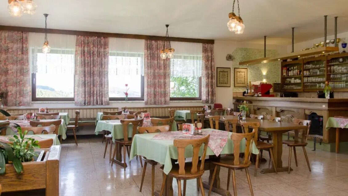 Heller Gastraum im Gasthaus Jägerwirt in Semriach mit gedeckten Tischen, Holzstühlen und Schankbereich. | © Fam. Greimel
