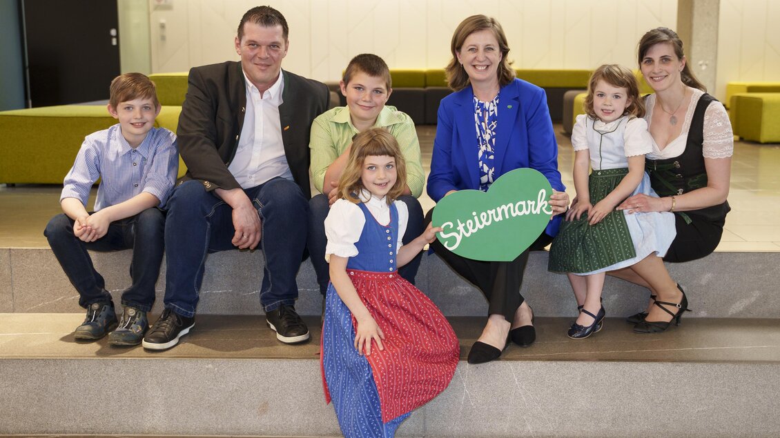 Familie Kaufmann vor ihrem Gasthaus. | © Hannes Loske